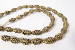 Cadena de cuentas de latón 10 - 11 mm EA1 fundición amarilla Ghana Brass Beads Ashanti Akan - Imagen 1 de 3