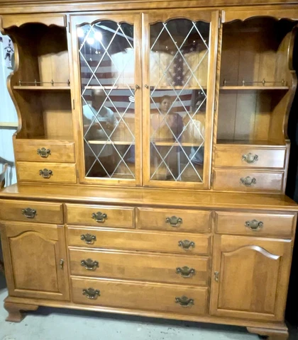 MCM VTG ETHAN ALLEN  MAPLE CHINA BUFFET/HUTCH Cover