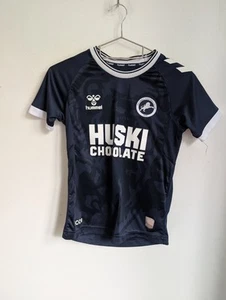 MILLWALL 2022-2023 FOOTBALL SHIRT JERSEY HOME HUMMEL ORIGINAL Age 10 Years (T25) - Picture 1 of 6