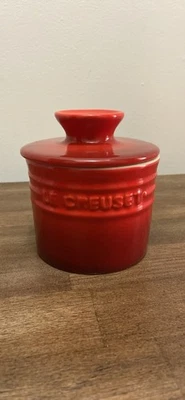 Vajilla Red Le Creuset BUTTER BELL de 6 oz tapa de gres esmaltado Cerise Ombre Foto 1 de 4