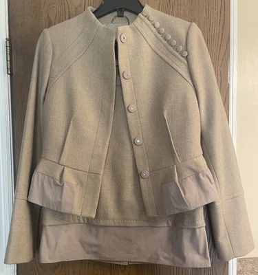 Traje BCBGMaxaria 2 piezas con volantes dobladillo/acentos de botón/cierre a presión/forrado talla S Foto 1 de 4