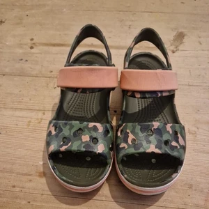 Crocs Girls Pink & Gray Camo Print Sandals Size J1 - Picture 1 of 6