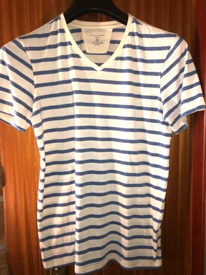 Мужская футболка Daniel Buchler в белую и синюю полоску с коротким рукавом с v-образным вырезом средний размер  - Изображение 1 из 4