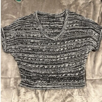 Suéter para mujer Bcbgmaxazria manga corta talla pequeña negro y gris Foto 1 de 4