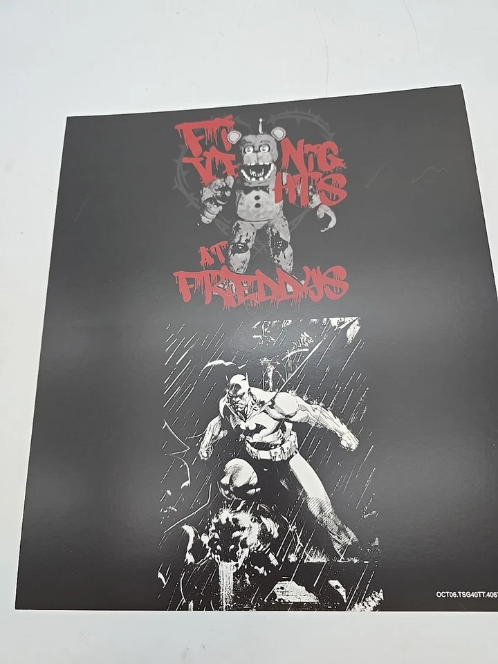 Camiseta promocional Five Nights at Freddy's Batman tarjeta de exhibición GameStop Foto 1 de 1