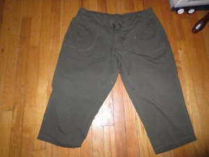 Women's Athletic Works Green Pull On Capris Front pockets Size XXXL 22 VGC - Picture 1 of 3