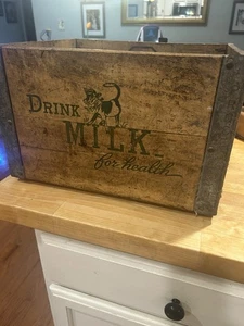 FREEMAN 1969 USA TRINKEN MILCHKUH MILCH HOLZKISTE KISTE GESUNDHEIT WERBUNG KUNSTSCHILD - Bild 1 von 12