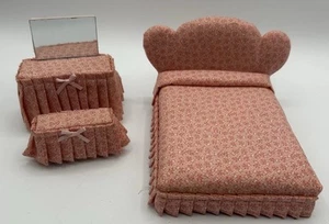 Cama miniatura para casa de muñecas con tocador y banco a juego rosa y floral - Imagen 1 de 9
