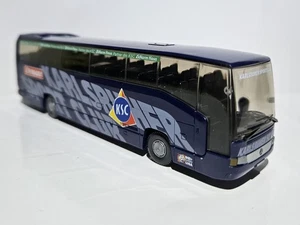 Wiking H0 1:87 MERCEDES Benz MB O 405 MANNSCHAFTSBUS TEAMBUS BUNDESLIGA "KSC"  - Bild 1 von 11