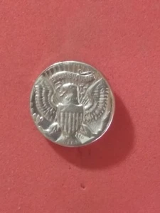 CRAVATTA/SPILLA BAFFO/SPILLA CAPPELLO FATTA IN AMERICANO 1965-1969 ARGENTO MEZZO DOLLARO  - Foto 1 di 8