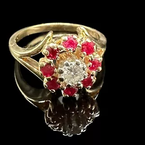 Anello cocktail design oro giallo 14 carati diamanti rubino fiori misura 5 - Foto 1 di 6