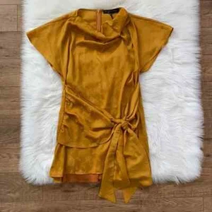 Neu mit Etikett House of Harlow 1960 x Revolve goldgelbes Minikleid Blumenmuster Medium - Bild 1 von 5