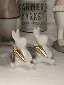 2 x Osterhasen Deko Hasen mit Goldfarbender Möhre 6 x 5 x 9 cm - Bild 1 von 2