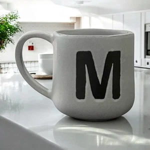 Taza Caja y Barril Monograma M Artesanal Artesanal Portugal Gris Negro 14 OZ - Imagen 1 de 5