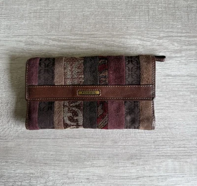 Cartera triple pliegue de gamuza marrón a rayas fósil con estuche para libro de cheques Foto 1 de 4