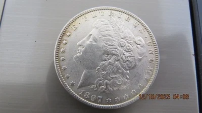 Dólar Morgan 1897 y medio dólar Walking Liberty 1941 Foto 1 de 4