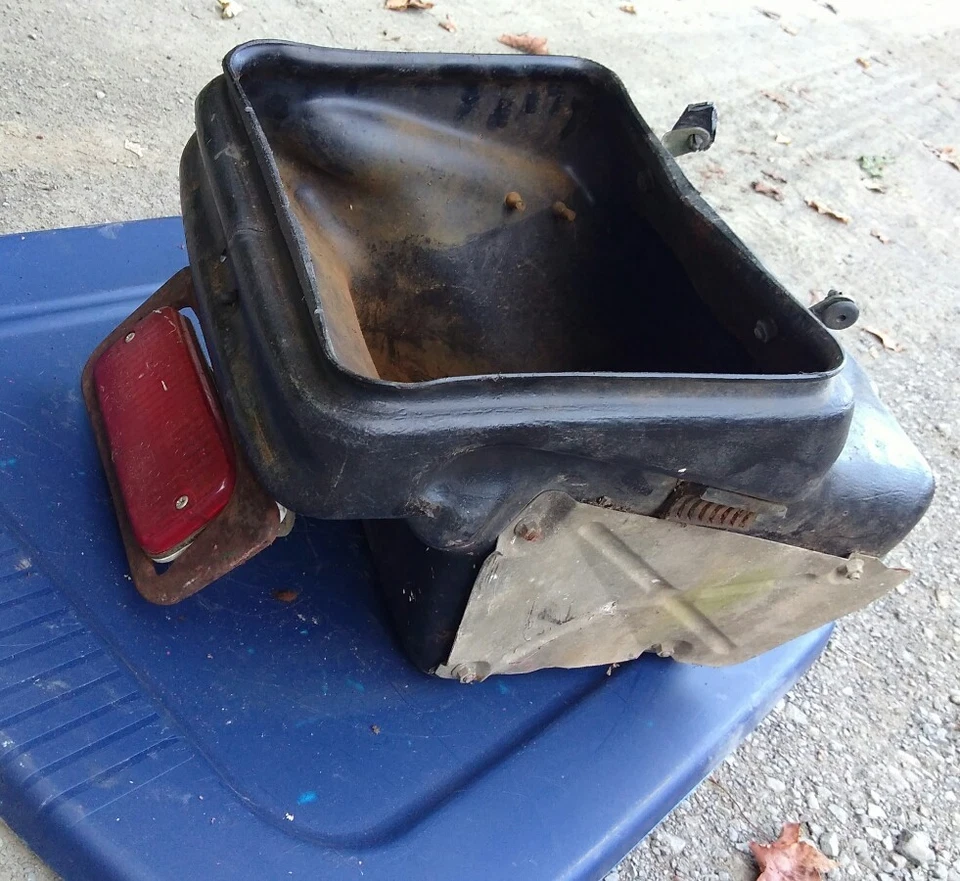 Honda ATC Big Red 250 1982 maletero trasero de plástico portaequipajes contenedor caja de sujeción Foto 1 de 1