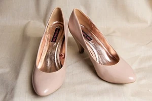 Women’s Material Girl Pale Pink-Beige Pumps Size 8.5 - Picture 1 of 7