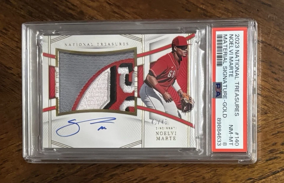 Noelvi Marte 2023 National Treasures Gold Auto Jersey Logo Patch /49 PSA 8 Vermelhos - Imagem 1 de 1