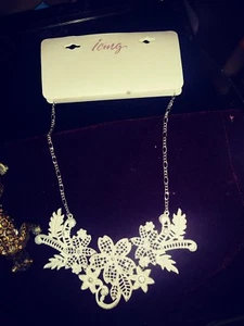 Frosted silver floral bib necklace - Picture 1 of 1
