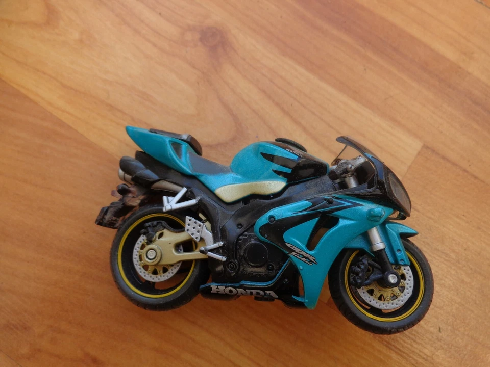 1/24 Maisto Classico Honda CBR1000RR Met. Blu Pressofuso Moto Bicicletta - Immagine 1 di 1