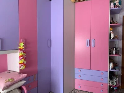 CAMERETTA A PONTE CON ANGOLO CASSETTIERA E MENSOLE LILLA E ROSA - Immagine 1 di 4