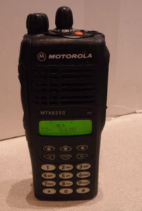 MOTOROLA MTX8250 800 MHz 16-kanałowe radio dwukierunkowe AAH25UCH6G6AN - Zdjęcie 1 z 6