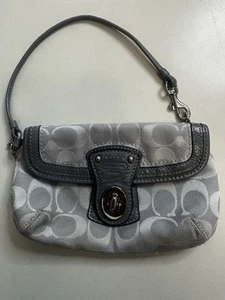Portafoglio Coach Legacy Signature grigio tela bordo pelle patta braccialetto monete - Foto 1 di 8