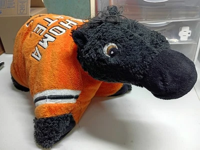 枕头宠物 OSU 俄克拉荷马州毛绒填充 19 英寸 x 13 英寸 x 7 英寸体育场座椅 — 第 1/4 张图片