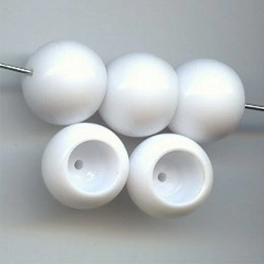 24 PIEZAS VINTAGE ACRÍLICO BLANCO 14mm. TAPAS REDONDAS LISAS DE BOLAS 6677 Foto 1 de 1