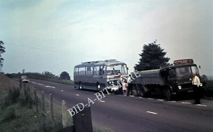 60er Jahre Agfachrome Dia, Oldtimer LKW und Reisebus / Reisezugwagen - Bild 1 von 1