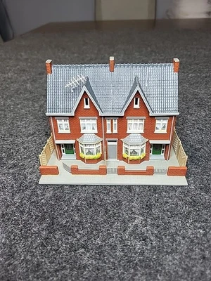 Kibri HO 38323 Bussardstrasse Town Houses Fully Assembled  - Image 1 of 4