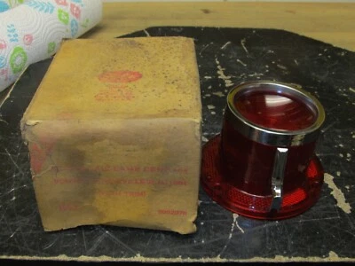 Lente de lámpara de parada y cola Pontiac Bonneville R.H. 1961 Glo-Brite con borde 5952076 NOS Foto 1 de 3