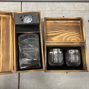 Harley Davidson Vetro Decanter Whisky 2021 Scatola in Legno con Due Bicchieri Whisky - Foto 1 di 2