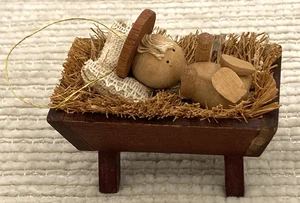 Vintage Holz Jesuskind in Krippe Weihnachtsschmuck 1978 - Bild 1 von 8