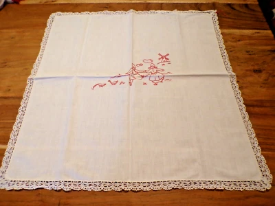Linge ancien Napperon coton fin  blanc brodé de personnages rouges   ( ref 18 ) - Photo 1/4