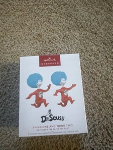 Juego de adornos Hallmark 2024 - 'DR. SEUSS THING ONE & THING 2' - Gato en el sombrero Nuevo en caja - Imagen 1 de 8