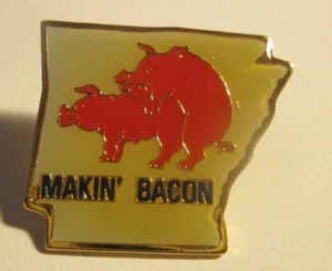 Lustige Arkansas Razorbacks Emaille Anstecknadel Hut "Makin ' Bacon" - Bild 1 von 1