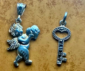 2 CIONDOLI VINTAGE ARGENTO STERLING PENDENTI CHIAVE E PUTTO ANGELO CUPIDO - Foto 1 di 15