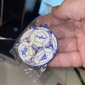* RARO * NUEVO DE LOTE ANTIGUO Francia 98 Copa Mundial de Fútbol Llavero Copa Mundial 1998 - Imagen 1 de 2