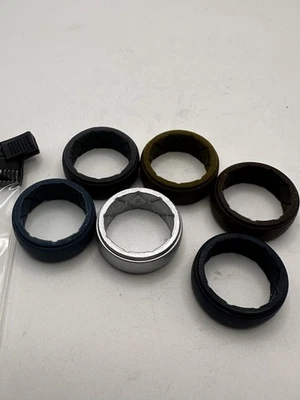 Alianzas de boda de silicona para hombre, alianzas de boda de goma de silicona transpirables paquete de 6 A9 Foto 1 de 4