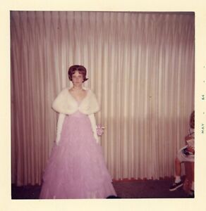 VTG Zdjęcie Młoda kobieta Dziewczyna Różowa sukienka Białe futro Stole Długie rękawiczki lata 60. Retro