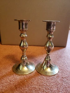 Juego de 2 candelabros altos de latón vintage hechos en la India 5 1/4 pulgadas - Imagen 1 de 14