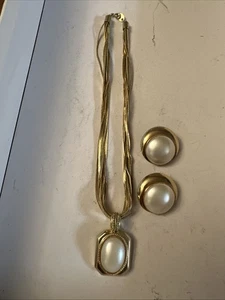 Conjunto de aretes colgantes de perlas de imitación tono dorado perforado 8”. - Imagen 1 de 8