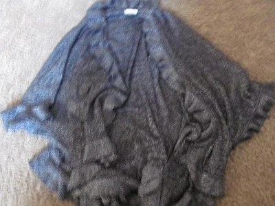 Poncho chal Just Jamie negro con borde con volantes talla única HERMOSO Foto 1 de 4