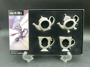 Metalla Peltro ~ Tea Party ~ Teiera Tazza Tè Tovagliolo Anello Set di 4 - Foto 1 di 3