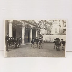 Foto Clase De Jóvenes Balilla Juegan A Bandera Supervisados Por El Maestro - Imagen 1 de 2