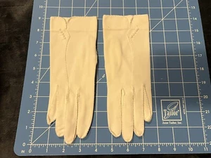 #47 LADIES VINTAGE GLOVES WHITE EMBROIDERED BUTTON CUFF  - Picture 1 of 5
