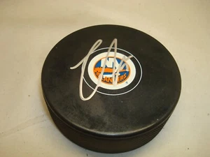 Disco de hockey autografiado 1C firmado por Chad Johnson por los New York Islanders - Imagen 1 de 2