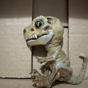 WowWee Fingerlings Doom Raptor Dinosaur T-Rex Bonehead Skeleton Dino 5" WORKS - Picture 1 of 2